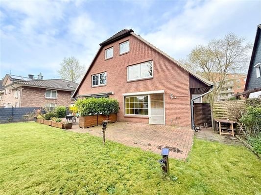Rückansicht und Garten (2)