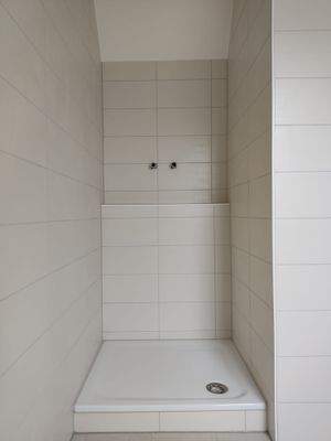 Badezimmer mit Dusche u. WC 2.jpeg