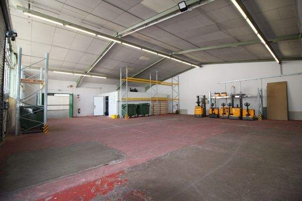 Halle mit Frischelager und Flurförderzeugen