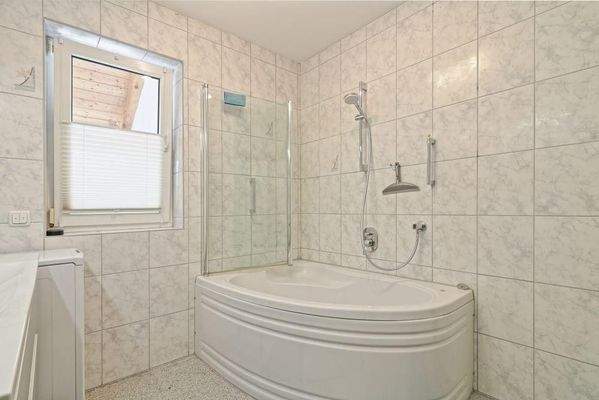 Tageslichtbad mit Wanne im Erdgeschoss