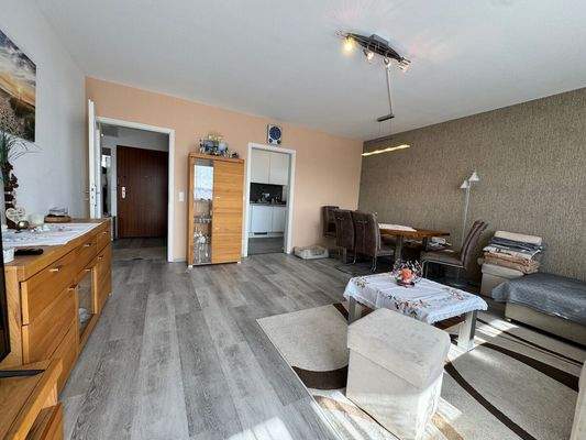 Wohn- Essbereich Blick zur Küche + Flur