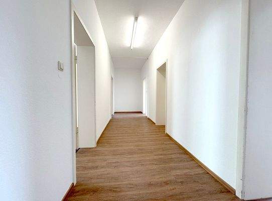 Flur mit Zugang Treppenhaus 1