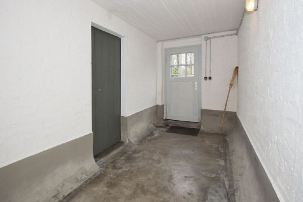 Keller mit moderner Tür