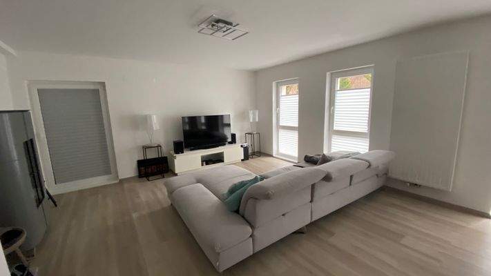 Wohnzimmer im Erdgeschoss mit Ausgang zur Terrasse