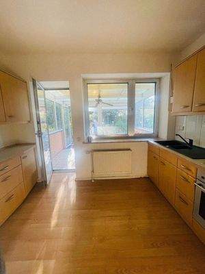 Küche mit Zugang zum Wintergarten
