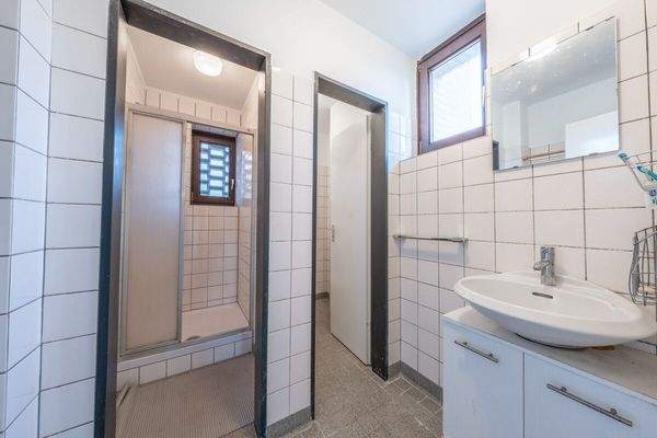 mit nahem Badezimmer