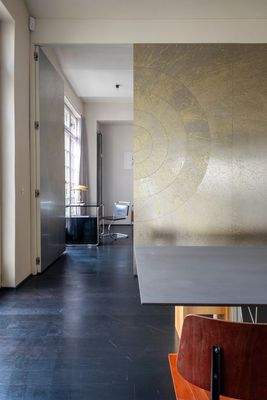 Offene Trennwand mit Blick auf ein Schlafzimmer