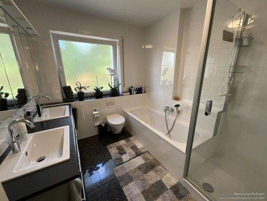 Tageslichtbad im Obergeschoss mit....