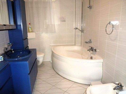  Bad mit Fenster im  EG