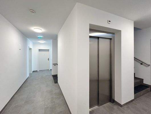 Stiegenhaus mit Lift