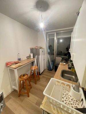 Küche mit kleinen Balkonzur Str