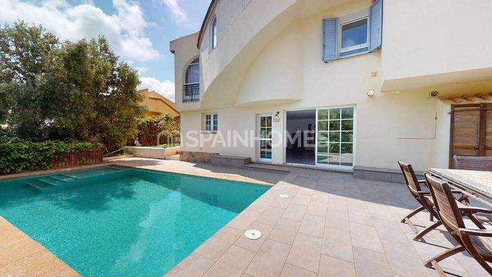 5 Bedroom House with Garden and Jacuzzi in Orihuela Costa