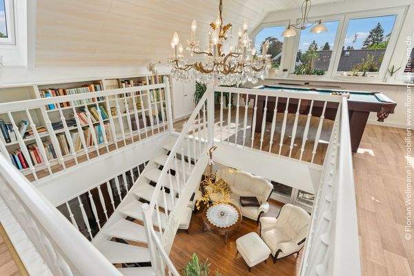 Galerie (30,69m²) mit großer Fensterfront nach Süden ...