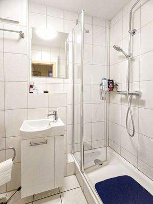 Gäste-WC mit Dusche