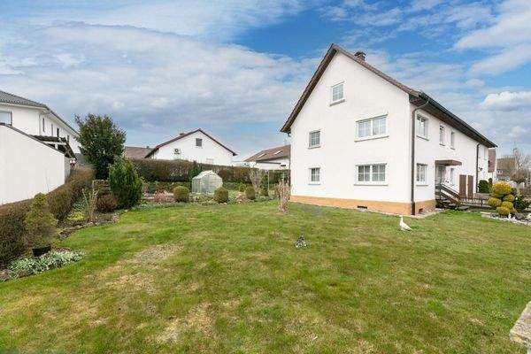 Objektansicht + Gartenbereich