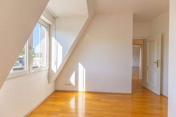 Büro (begehbar über das Wohnzimmer) 