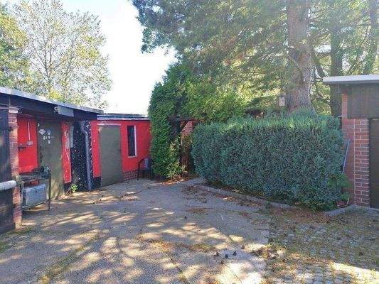 Einfahrtsbereich mit Nebengelass