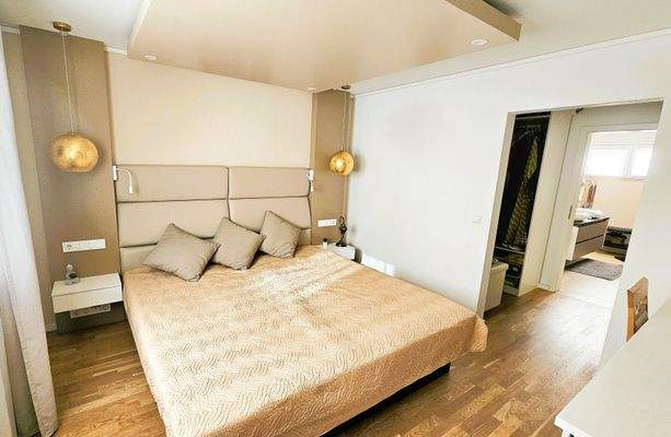 Elternschlafzimmer mit Zugang zur Ankleide und Bad