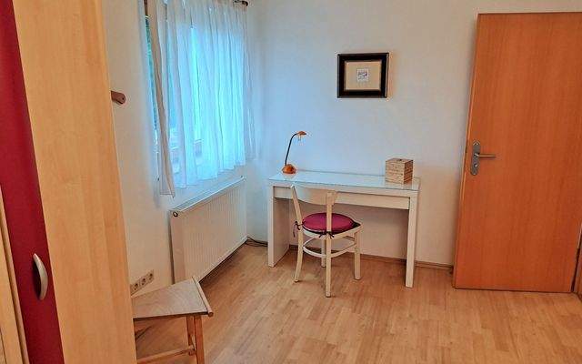 Schlafzimmer mit Schreibecke (8).jpg