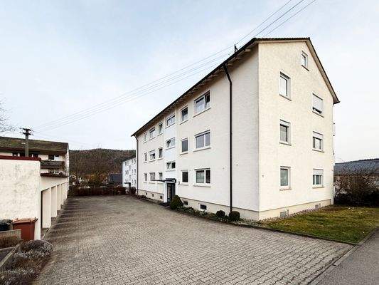 Gebäudeansicht - Eingang und Garagen