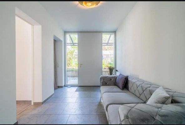 Weitläufiger Eingangsbereich mit klarer Linienführung