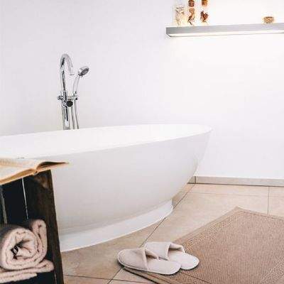 Mastenbad mit einer freistehenden Badewanne