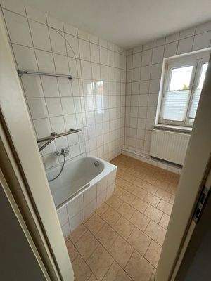 Tageslichtbad mit Wanne