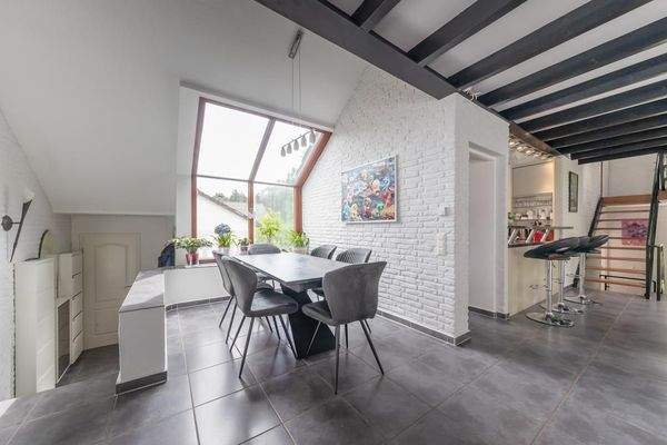 Lichterfüllter Essbereich