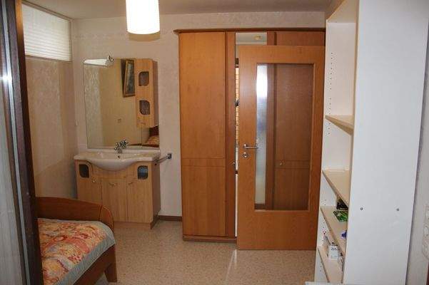 Kleines Schlafzimmer mit Zugang zum Innenhof