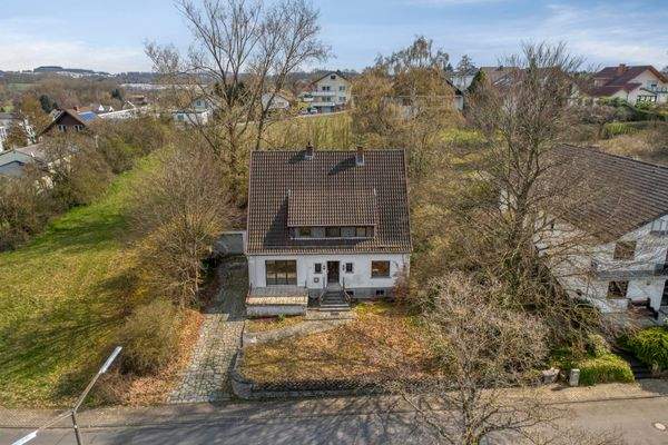 Freistehendes Haus mit Garten