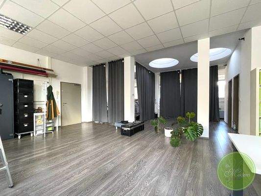 Großzügige Räumlichkeit!