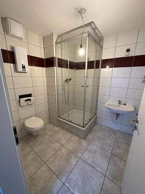 Hochparterre: Bad mit Dusche