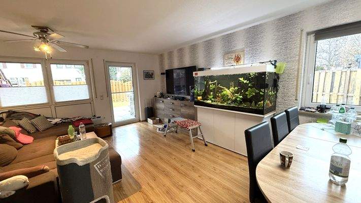 Wohnzimmer mit Zugang auf die Terrasse