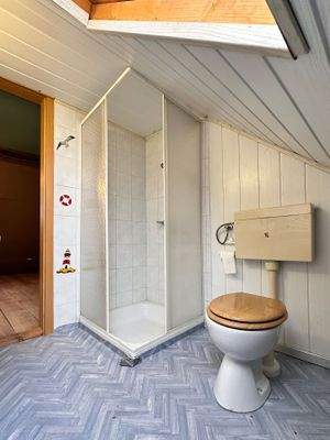 Bad mit Dusche im DG