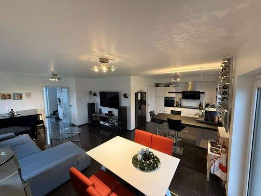 Wohn-Essbereich und offene Küche