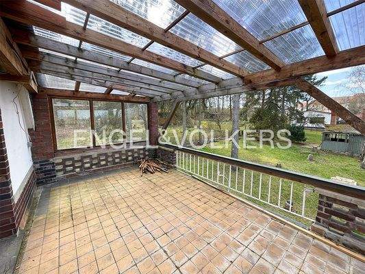 großer Balkon mit Blick ins Grüne