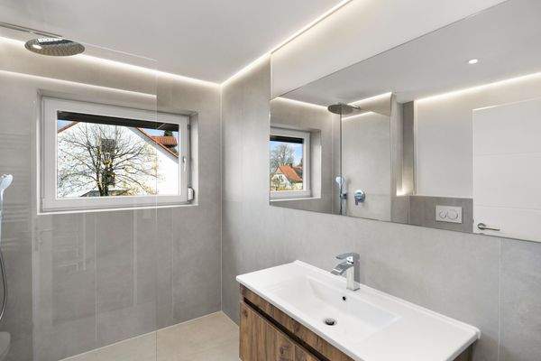 Tolles Duschbad im OG