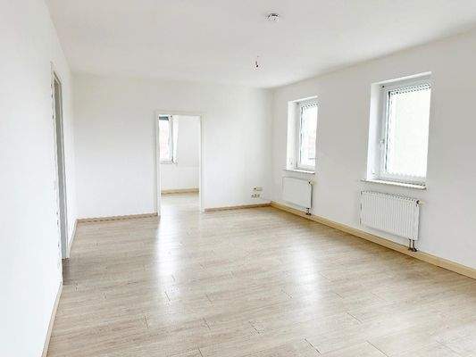 Wohnzimmer mit Blick Richtung Arbeits- oder Kinderzimmer