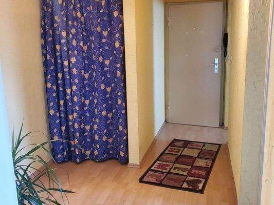 Flur mit Blick auf Haustür