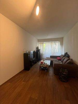 Helles Wohnzimmer mit Sofa