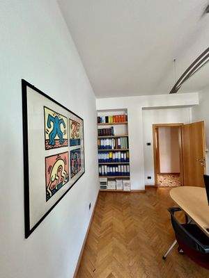 Bozen Zentrum, Nähe Universität, Investitionsobjekt, Studenten-WG geeignet, 4. Stock mit Aufzug, Große Wohnküche, Kleine Terrasse, 4 große Schlafzimmer, 2 Balkone, Großes Badezimmer, Abstellkammer, Keller inklusive, Gemeinschaftlicher Dachboden, Hohe Miet