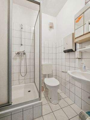 Bad am Durchgangszimmer