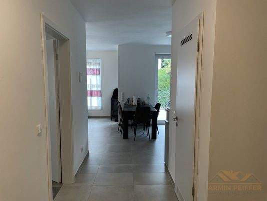 Die mit Blick zum Wohn-/ Esszimmer mit Küche