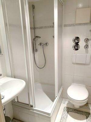 BAD UNTEN MIT DUSCHE