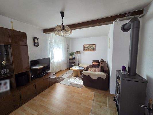 Wohnzimmer mit Holzkaminofen EG