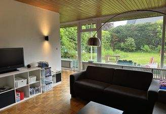 Blick in den Garten vom Wohnzimmer