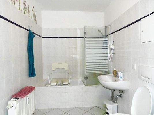 Badezimmer mit Wanne