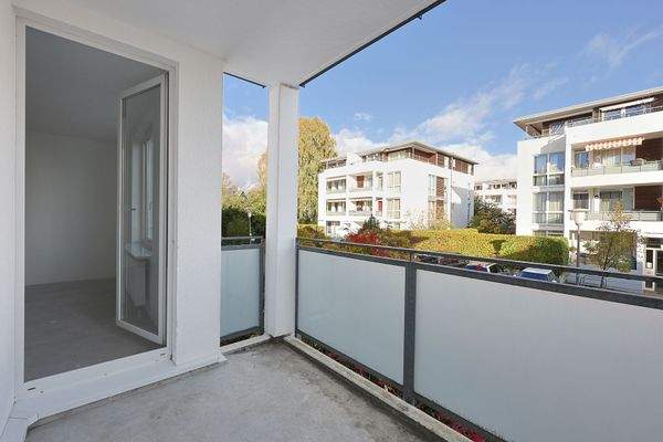 Fenstertüren aus beiden Zimmern führen auf den Balkon