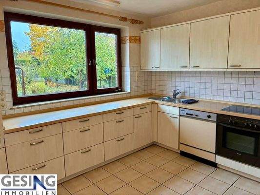 Küche mit Blick in den Garten