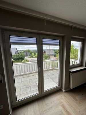 Blick aus Wohnung auf Balkon